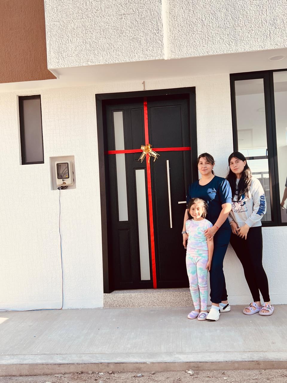 Familia Ojeda recibe las llaves de su nuevo hogar en Calderón